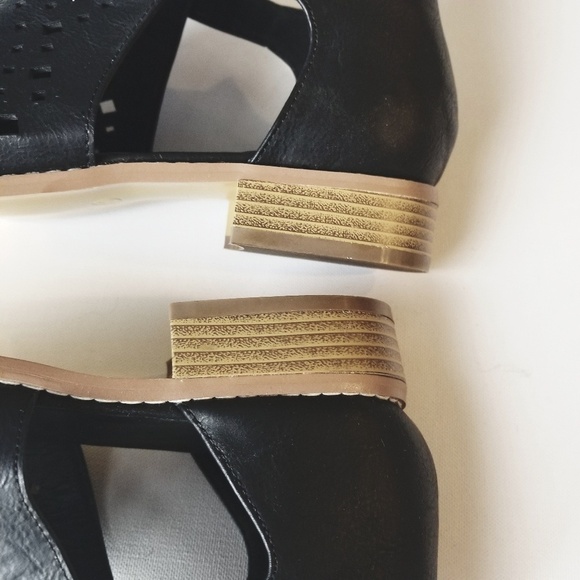 𝅺NEW! JOURNEE COLLECTION Perforated Ankle Boots Booties 10. - Picture 7 of 8